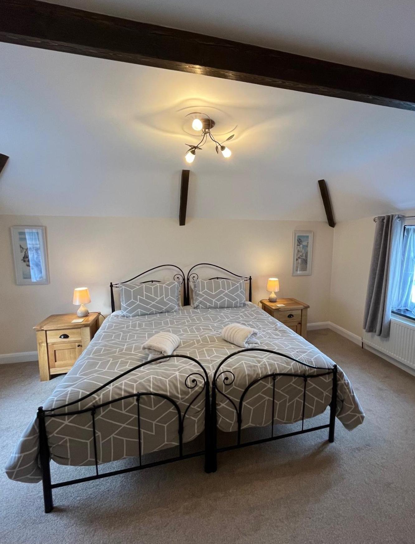 Maple & Beech Barns Apartment ทรูโร ภายนอก รูปภาพ